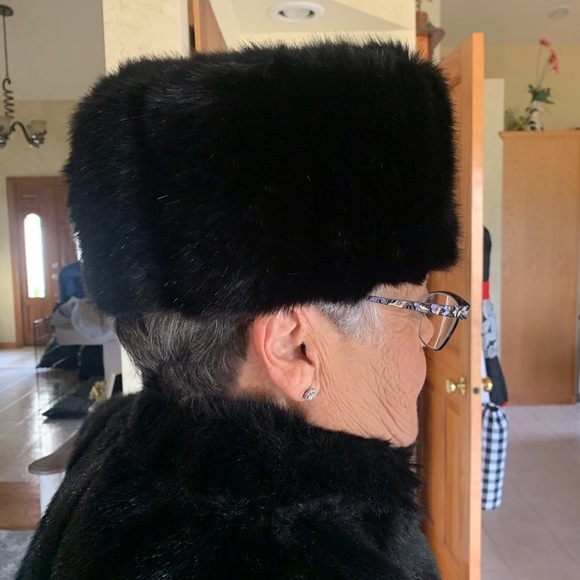 Black faux fur Vest and hat - Picture 11 of 11